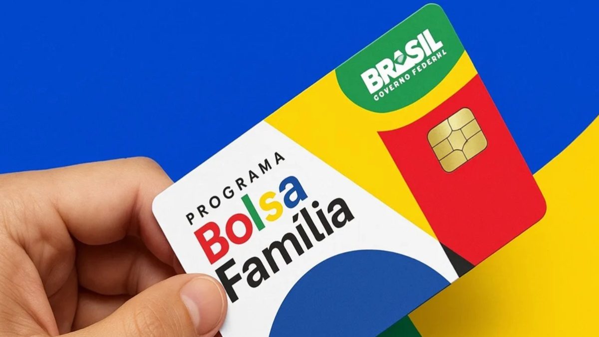 cartão do bolsa famíla na mão