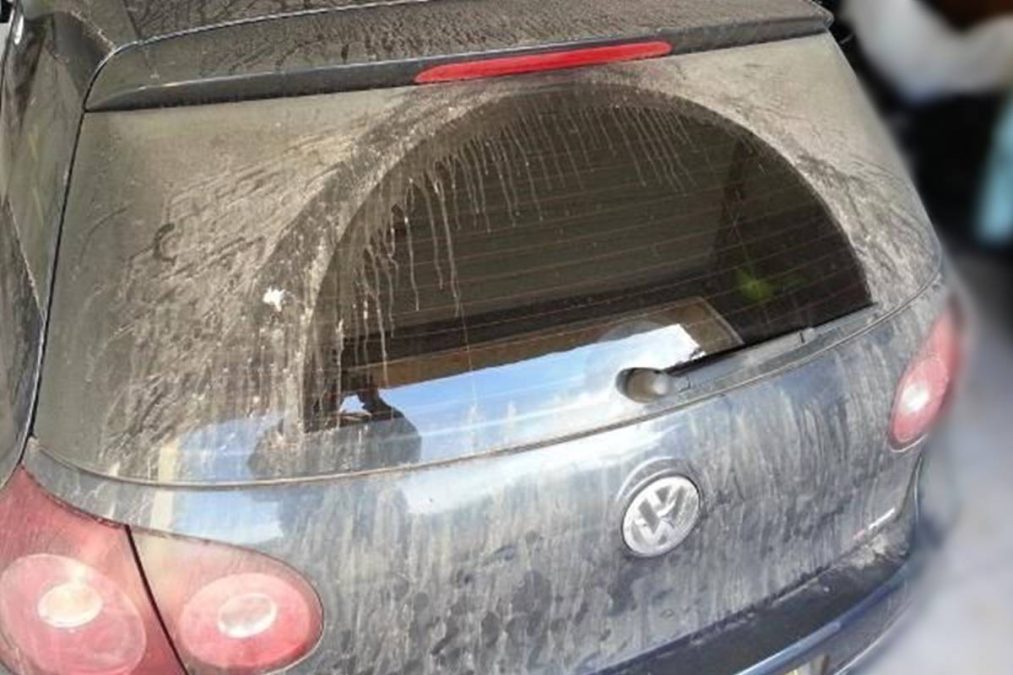 Carro sujo na garagem. Multa