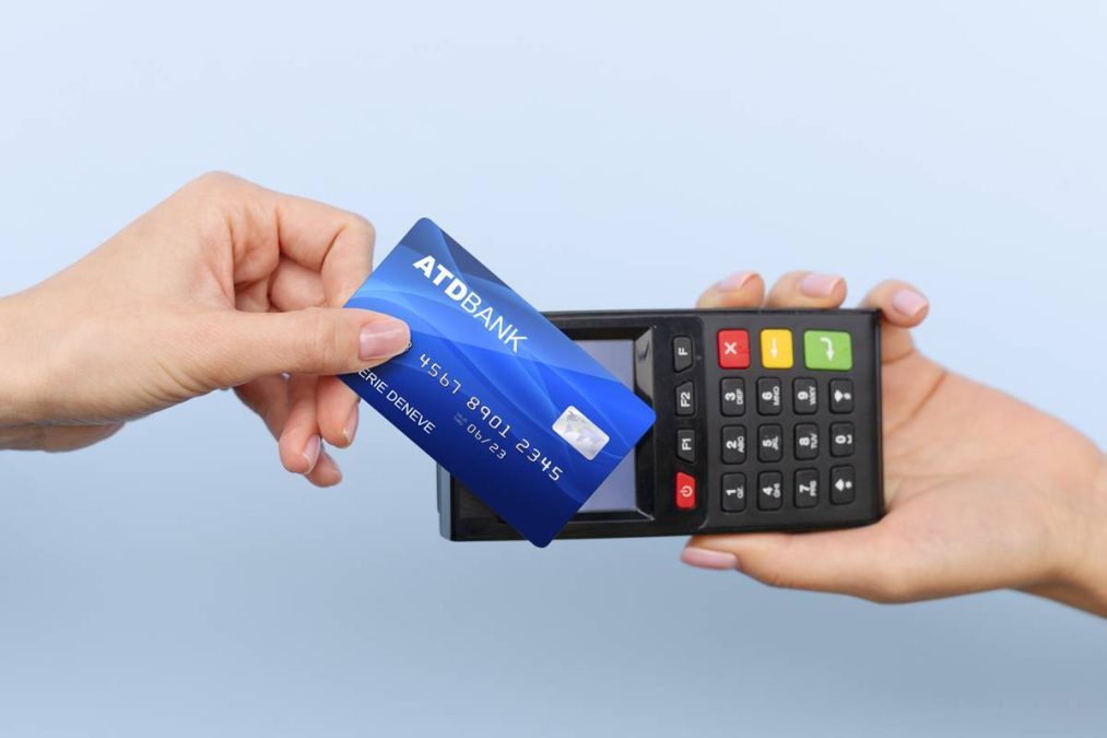 passando cartão de crédito na maquininha do Bolsa Família