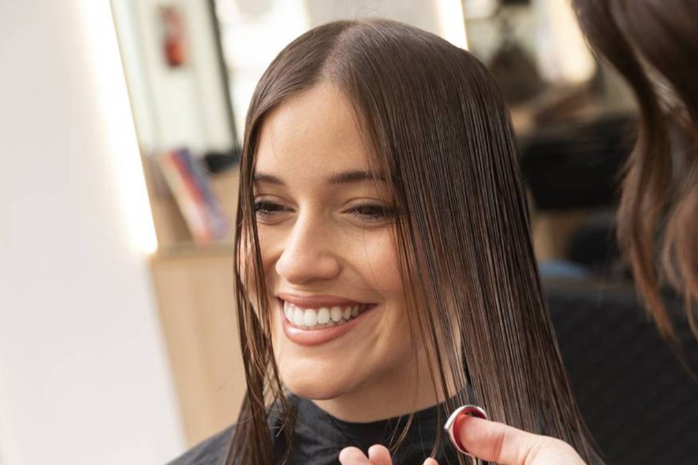 mulher cortando cabelo no salão