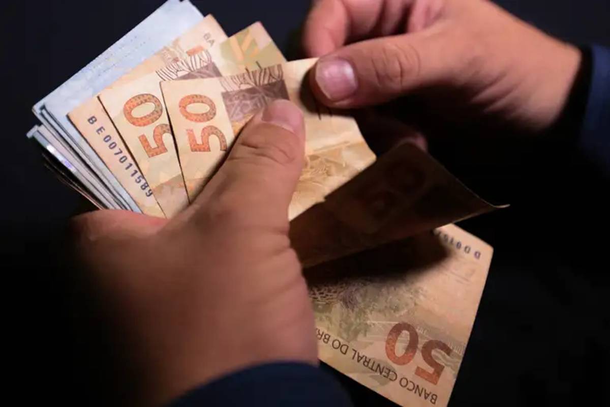 Novo valor máximo que um aposentado do INSS pode pegar de empréstimo em 2025 aposentado contando dinheiro de empréstimo
