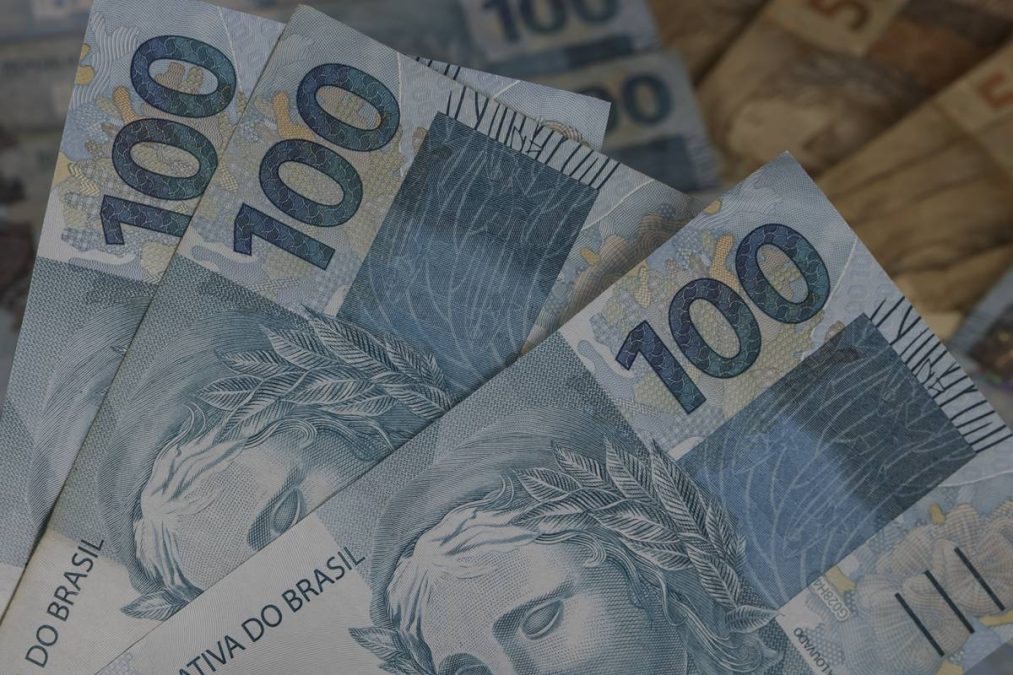 Cédulas de 100 reais representam desconto em multas.