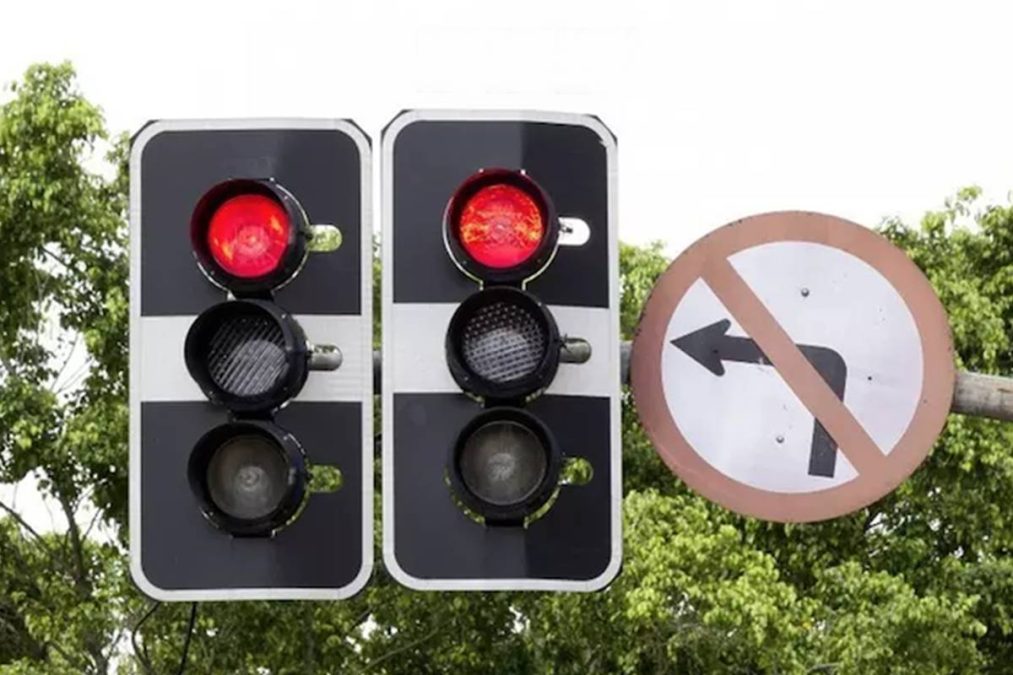 semáforos com faixa branca no meio