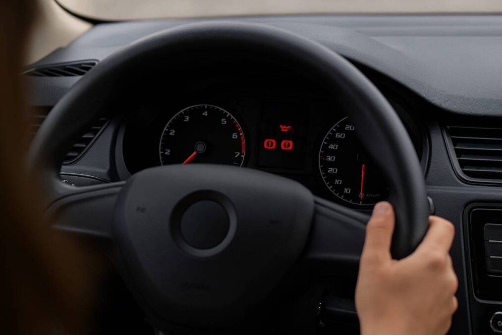 Motorista dirigindo luzes acesa no painel carro Pense duas vezes