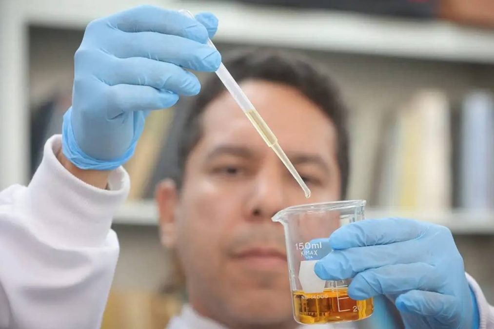 Técnico analisa amostra de bebida adulterada com metanol