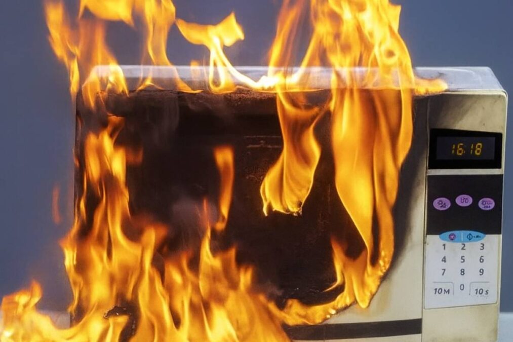 micro-ondas pegando fogo e os os 5 sinais de ele pode explodir
