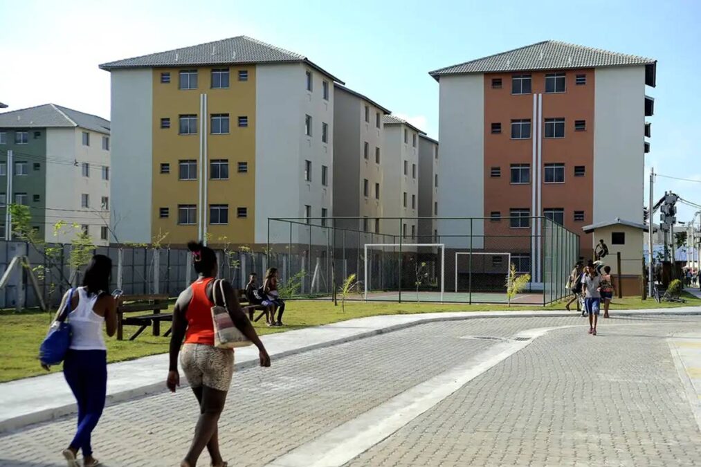 Moradias do Minha Casa Minha Vida com famílias circulando no conjunto