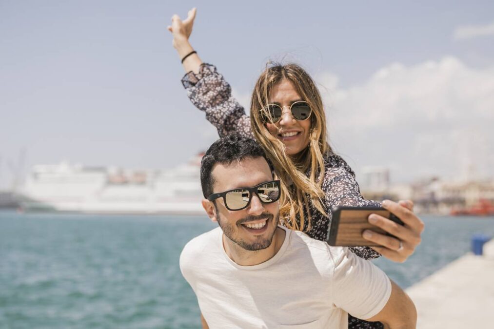 mulher e homem de férias Antecipação Especial de Férias