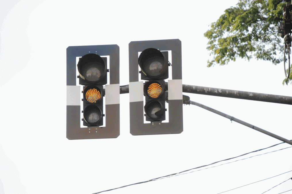 semáforos com faixa branca no meio