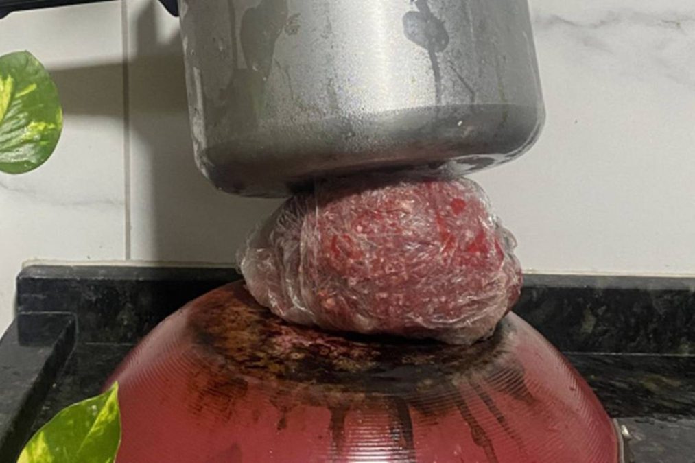 Carne com panela em cima para descongelar