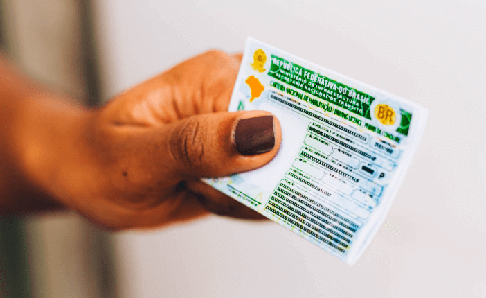 20 milhões de brasileiros poderão tirar a CNH de R$ 600 em 2026 CNH na mão