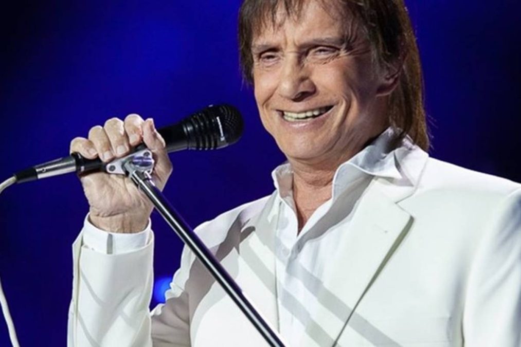 Roberto Carlos cantando