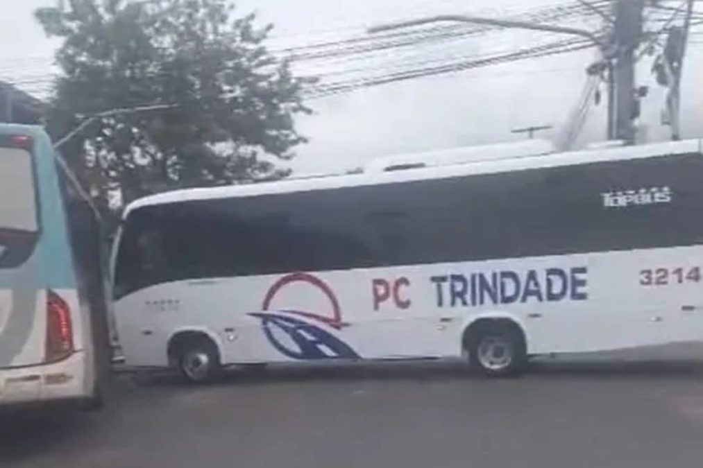 Acidente entre ônibus e microônibus em camaçari