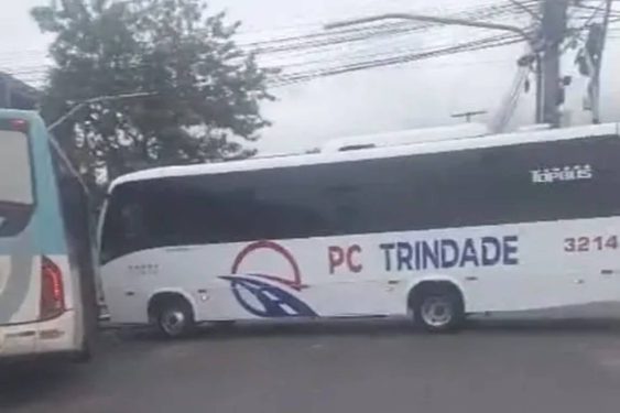 Batida entre ônibus e microônibus deixa três feridos em Camaçari