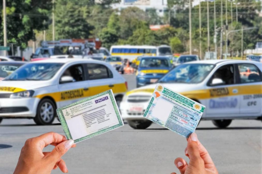 Duas mãos seguram CNH em uma rua com carros de autoescola