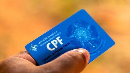 Documento CPF na mão