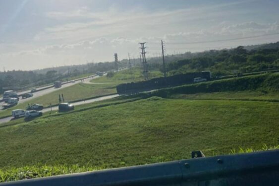 Carreta tomba e bloqueia pista na entrada de Simões Filho