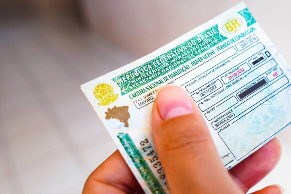 CNH mais barata na mão de um condutor