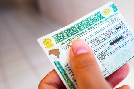 CNH mais barata na mão de um condutor