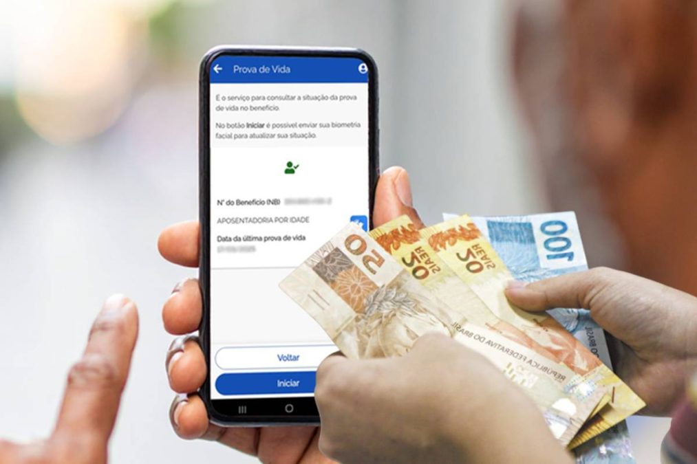 idoso acessando a notificação do INSS