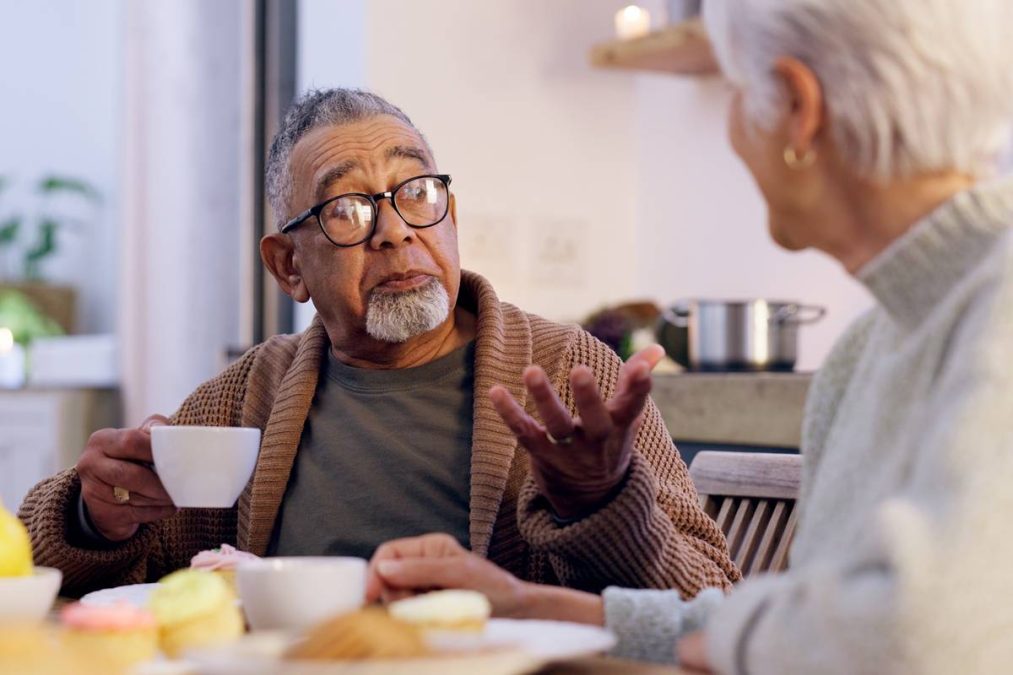 Idosos brasileiros converssando sobre seus direitos garantidos