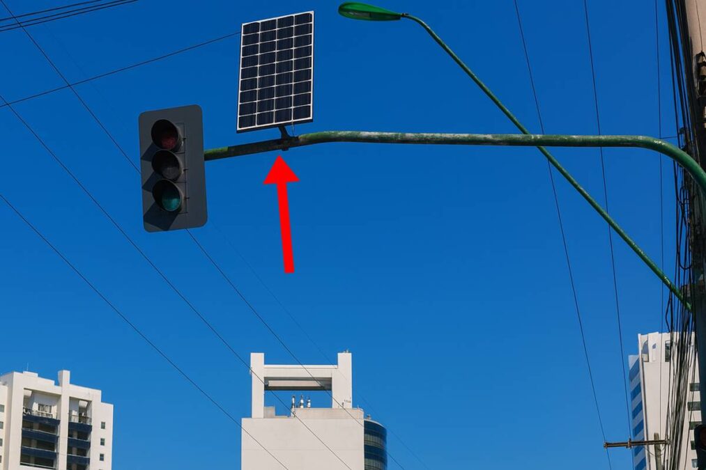 Placas instaladas ao lado dos semáforos