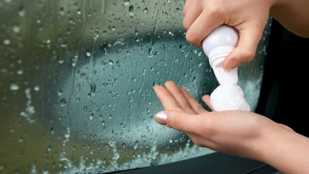 Por que tantos motoristas estão passando espuma de barbear nos vidros do carro? Motorista pasando espuma de barbear no vidro