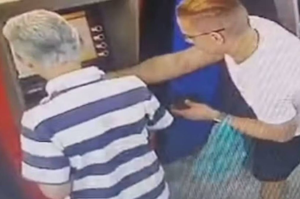 homem se aproximando de um aposentado do INSS para aplicar golpe