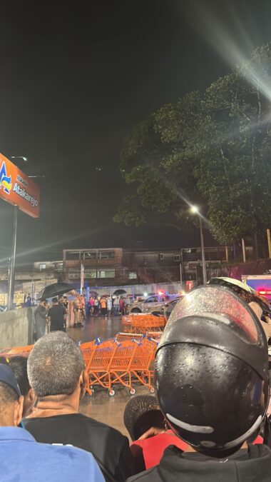 Curiosos no Atakarejo em Simões Filho