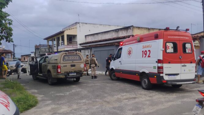 Viaturas da polícia e samu no acidente em Simões Filho