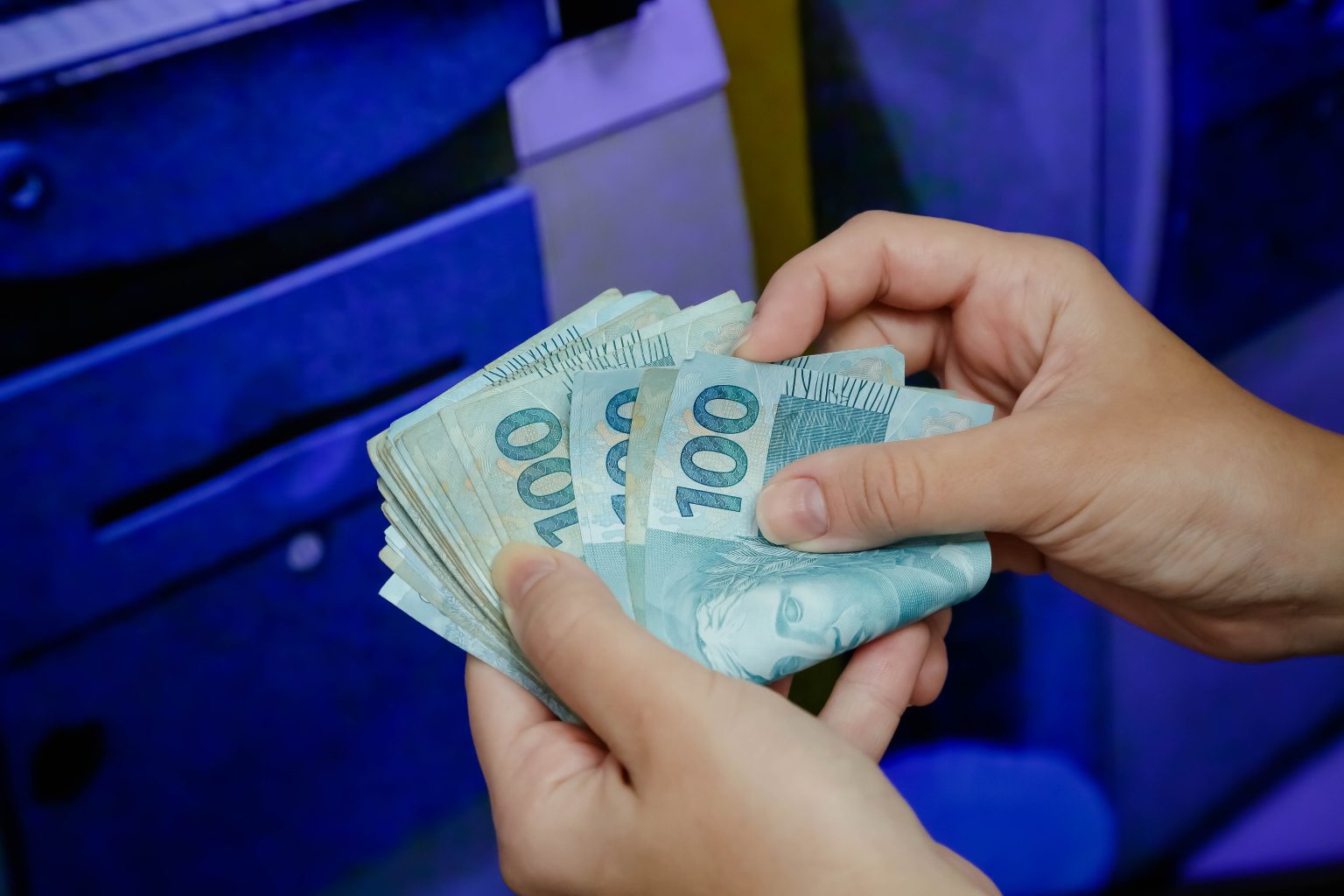 Aposentado do INSS contando dinheiro