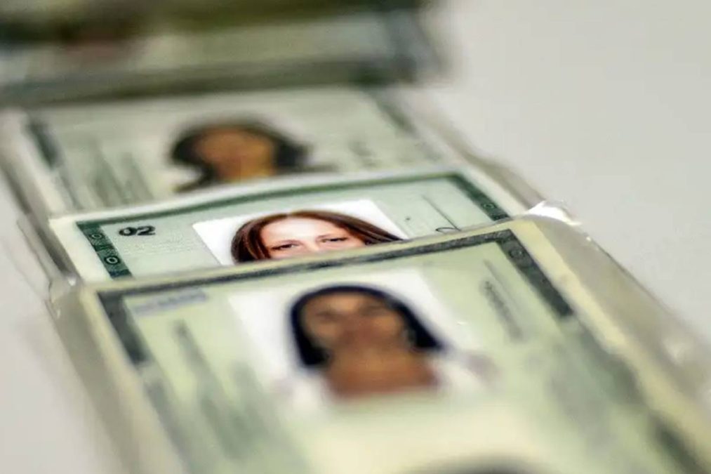 RG antigo em cima da mesa