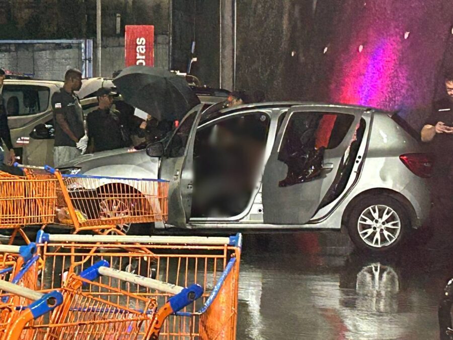 Casal dentro do carro em Simões Filho