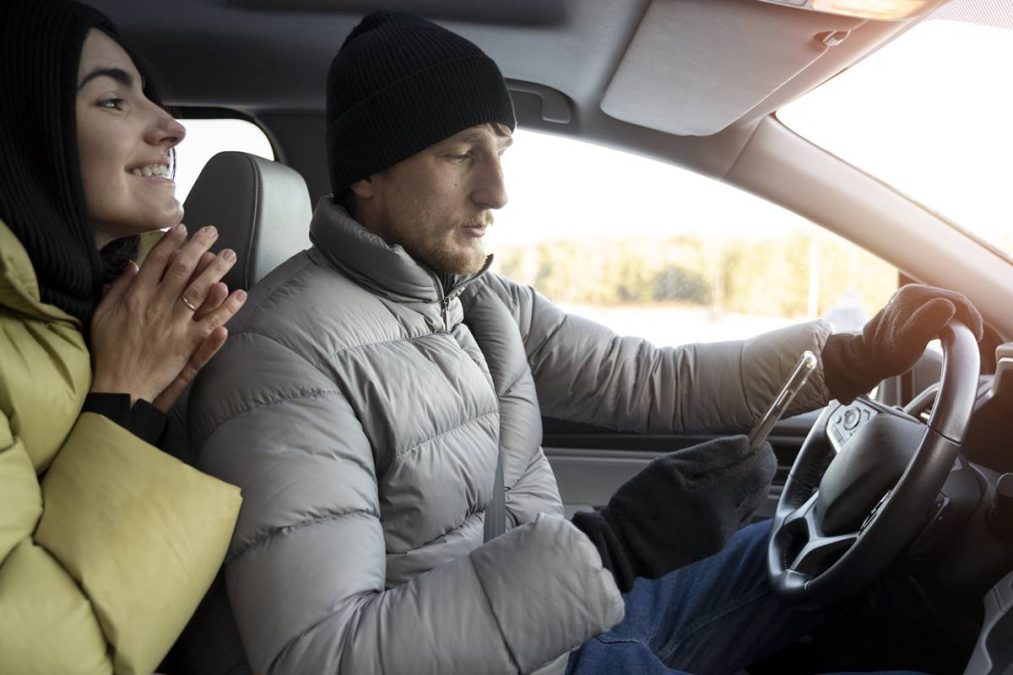 Home e mulher com casacos de pele
