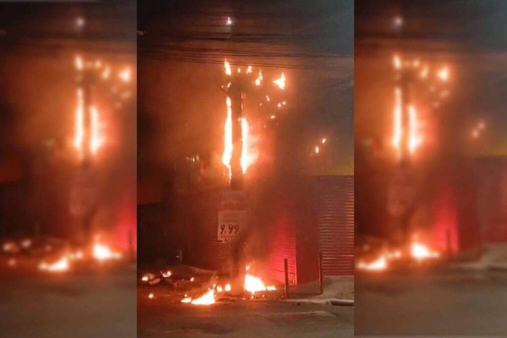 Poste pega fogo e atinge ponto comercial no Centro de Simões Filho; veja o vídeo