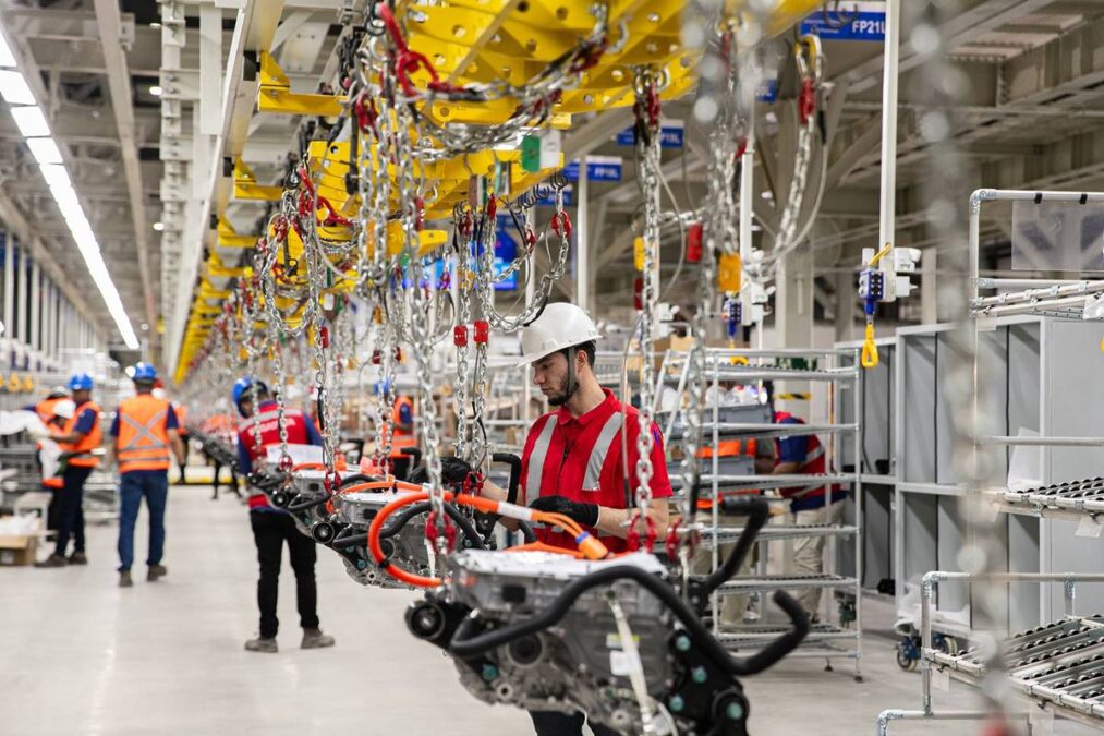 BYD já emprega 2 mil pessoas empregos em Camaçari; 96 vagas estão abertas