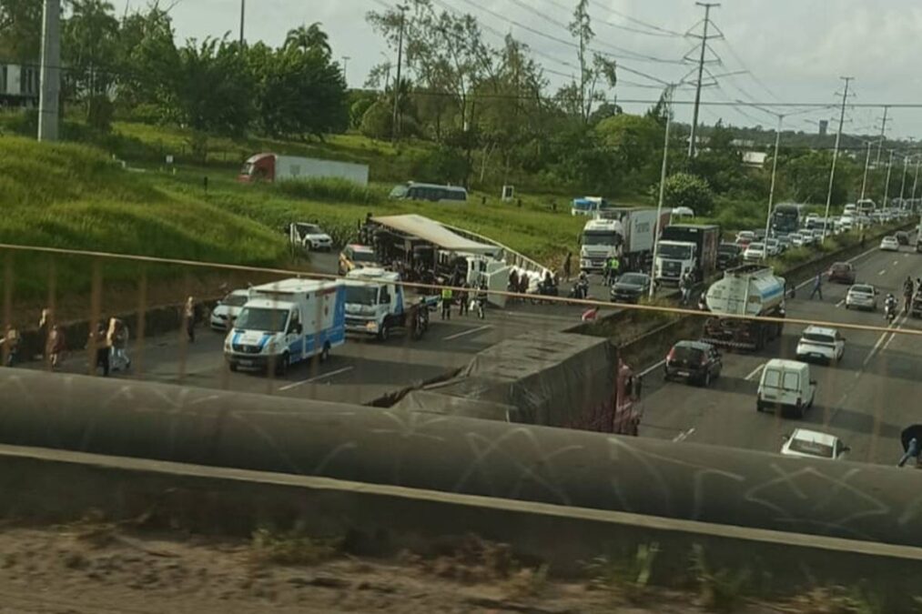 Carreta tomba em Simões Filho