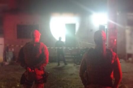 Homens encapuzados invadem casa e matam casal de jovens em Camaçari Homens encapuzados matam casal em Camaçari