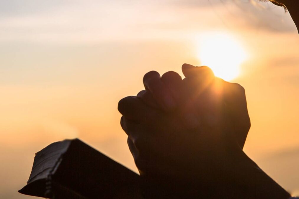 Fazendo uma Oração poderosa para Deus