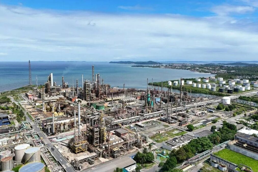 Petrobras vai recomprar Refinaria