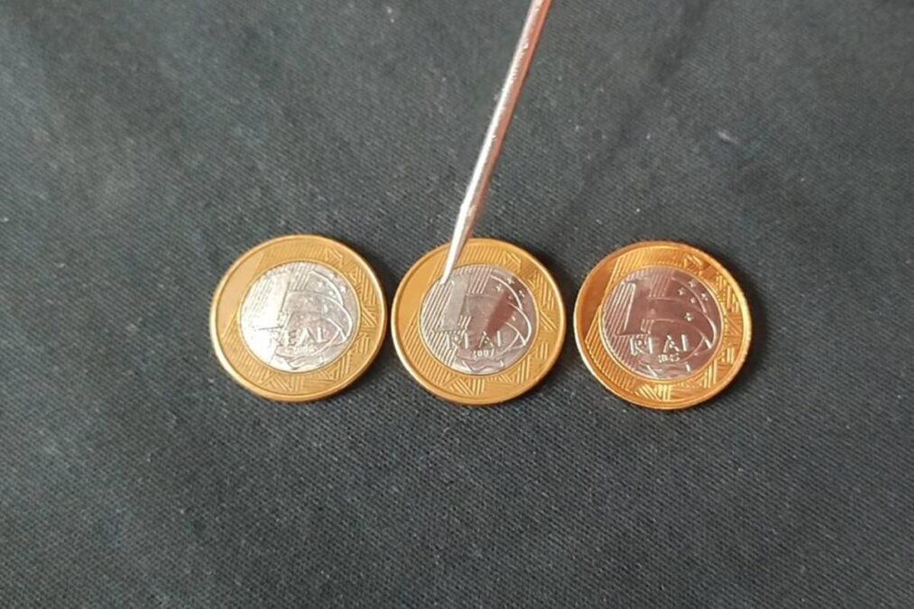 Três moedas de R$ 1 real