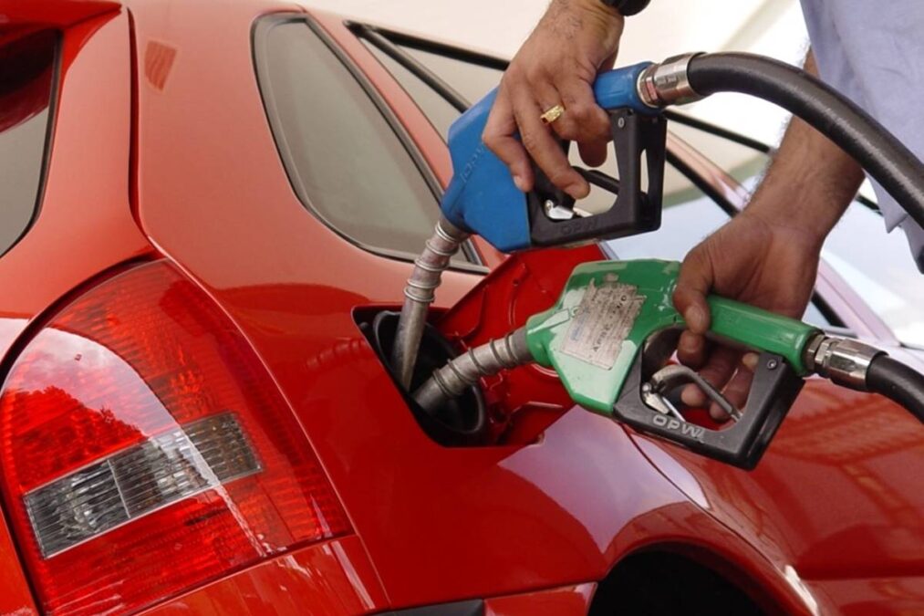 Carro colocando gasolina com etanol