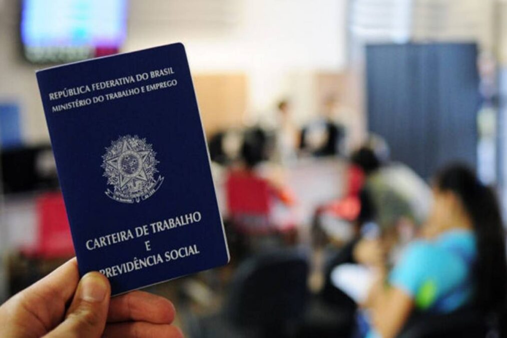 Indústria está recebendo currículo em Simões Filho