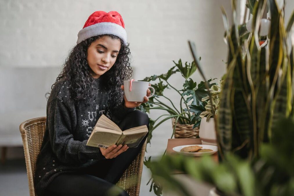 Mulher De Jaqueta Preta Sentada Na Cadeira de folga no domingo