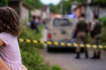 Homem tenta raptar criança de 2 anos e acende alerta na Região Metropolitana de Salvador Criança com a mãe - cuidados para não ter rapto | Imagem de IA