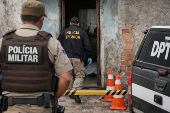 Cheiro vindo de uma casa leva moradores a encontrar vizinho morto dentro de casa em Camaçari