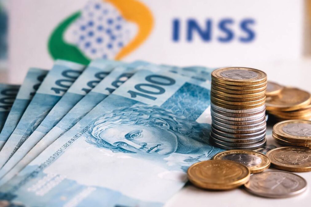 Alguns aposentados e pensionistas do INSS podem receber pagamento triplo de até 3 valores em abril