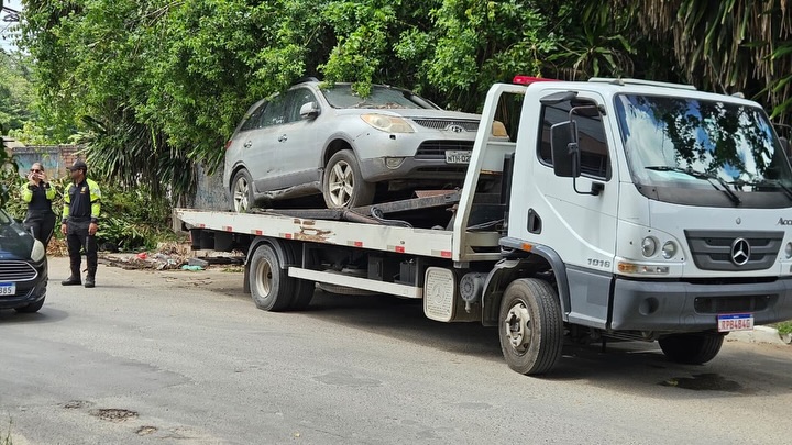 Simões Filho inicia retirada de carros