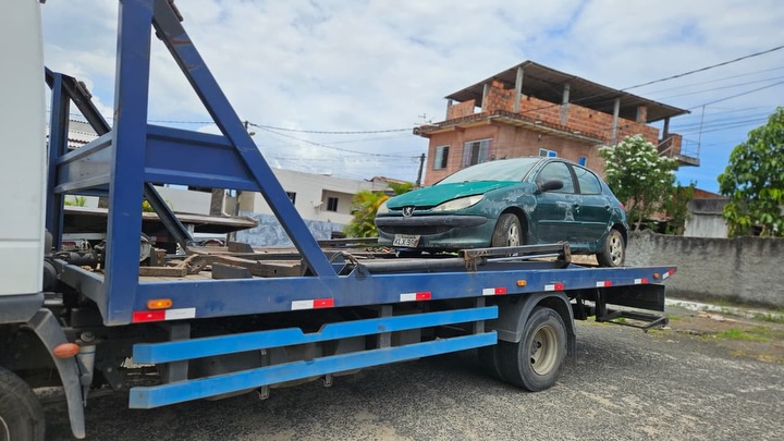Simões Filho inicia retirada de carros