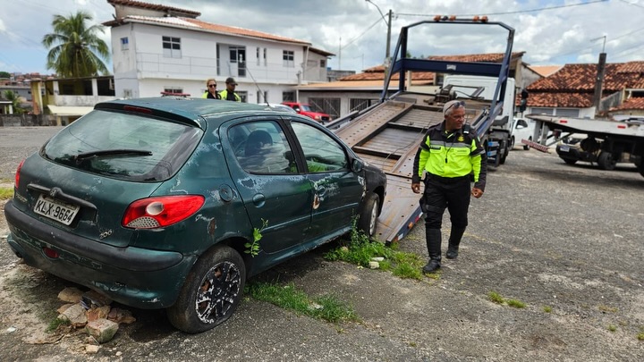 Simões Filho inicia retirada de carros